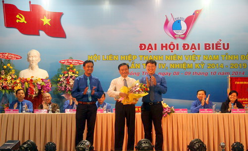 Trao quyết định công nhận Chủ tịch danh dự Hội LHTN tỉnh lần thứ IV, nhiệm kỳ 2014 - 2019 cho anh Nguyễn Văn Dương - Chủ tịch UBND tỉnh Đồng Tháp